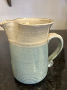 Brocca ceramica da studio - smalto farina d'avena blu Celadon - firmata S. Miller - Foto 1 di 9
