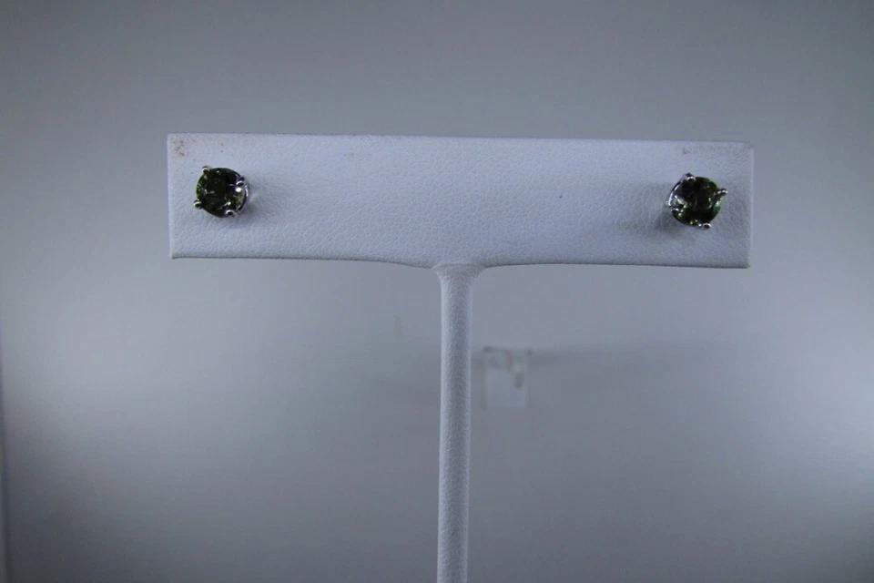 Pendientes redondos de moldavita de oro blanco de 14k de 5 mm para dama/hombre Foto 1 de 1