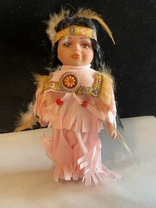 Bambola porcellana nativa indiana fanciulla fatta a mano con cura ottimi accenti 8" - Foto 1 di 1