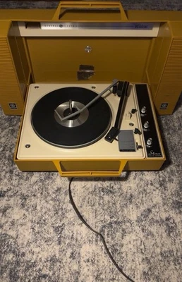 General Electric Wildcat Diamond Stylus Portable Record Player Turntable - Image 1 of 4