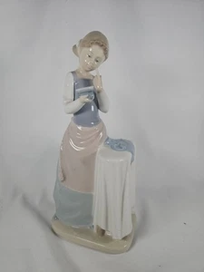 Statuina porcellana Lladro "Ragazza che stira" #4981 - Foto 1 di 5