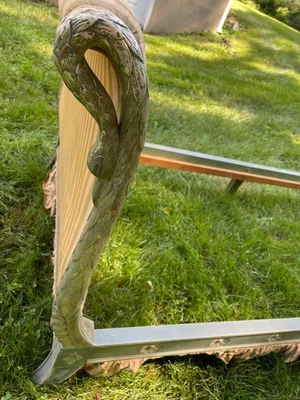 Antigua cama trineo cisne tallada - Elegancia clásica renacimiento, detalle pintado a mano Foto 1 de 4