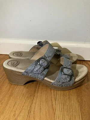 Sandalia DANSKO Sophie Piel de Serpiente Cuero Repujado Correa Deslizable EE. UU. Talla 8.5-9 EU 39 Foto 1 de 4