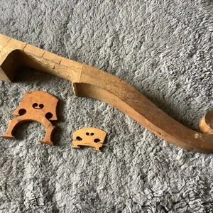 Insolito lotto di chitarra e ponti in legno intagliato con manico di violino - Foto 1 di 12