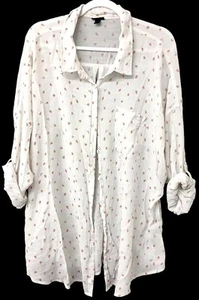 Torrid 4 , 4X white strawberries print buttoned crinkle roll up long sleeve top - Imagen 1 de 6