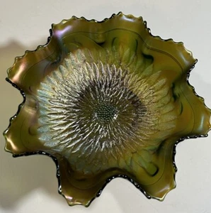 NORTHWOOD -Sunflower Bowl- Green Carnival Glass w Crimped Ruffled Edge. ANTIQUE. - Picture 1 of 12
