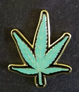 NUEVO BRILLO EN LA OSCURIDAD MARIHUANA HIERBA HOJA SOLAPA SOMBRERO INSIGNIA CORBATA TAC PIN TAN COOL - Imagen 1 de 3