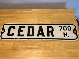 Vintage Porzellan Straßenschild schwarz-weiß geprägt 24" 50er Jahre? Cedar Ave - Bild 1 von 9