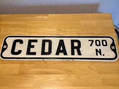 Letrero de calle vintage de porcelana blanco y negro en relieve 24" años 50? Cedar Ave Foto 1 de 4