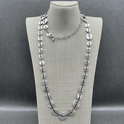 Collar largo de cuentas de disco tono plata Chico's cordón negro declaración ajustable Foto 1 de 4