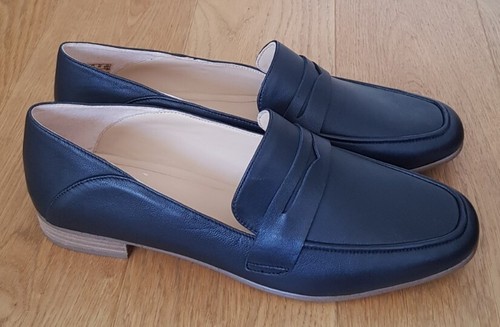 Mocassini slip on piatti Clarks pura Iris in pelle nera. Taglia 8D. Nuovo con scatola!