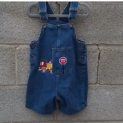 Mono corto de mezclilla bordado Small Steps 24mo para niños con señal de parada de camión de bomberos Foto 1 de 4