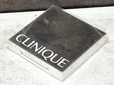 Sombra de ojos Clinique Colour Surge dúo y colorete ~ Ven brezo y trébol nuevo Foto 1 de 3