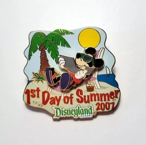 Disney Pin 54706 DLR First Day of Summer 2007 Mickey Mouse Relaxes on Beach LE # - Bild 1 von 3