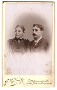 Fotografie G. Kutenits, Pforzheim, Erbprinzenstrasse, Ehepaar in hübscher Kleid - Bild 1 von 2