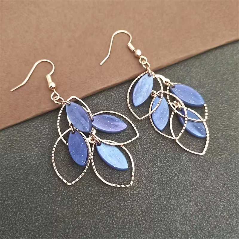 Elegantes pendientes colgantes de hojas para mujer - púrpura minimalista inspirado en la naturaleza Foto 1 de 2