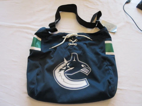 NWT/HARD TO FIND WOMENS VANCOUVER CANUCKS  NHL JERSEY PURSE TOTE SHOULDER  BAG ! Cover