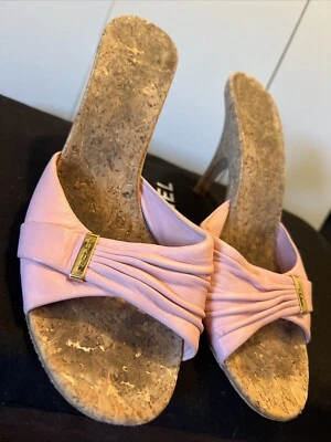 Chanel 39.5 Logo Mules Sandalias Cuero Rosa Dorado NOMBRE 2.5” Tacón Alto Deslizables Bomba Foto 1 de 4