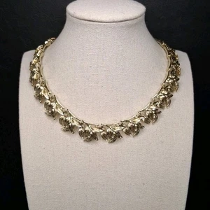 Vintage Signed Coro Leaves Necklace Gold Tone. 15.670 - Picture 1 of 6