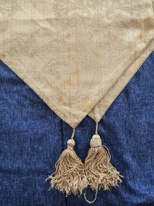 Esstisch Läufer - Gold mit Blattmuster - Satinstoff mit Quasten an den Enden - Bild 1 von 3