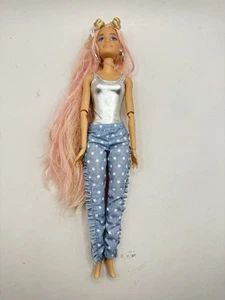 Hermosa muñeca Barbie con cabello rosa suave y top y jeans - Imagen 1 de 13