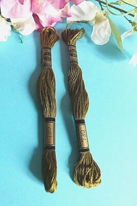102A/Lovely Lot 2 Skeins Mouliné DMC N° 25 Color Khaki N° 730 - Picture 1 of 3