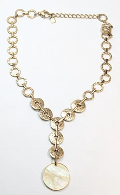 Collar Robert Lee Morris Soho Madreperla Disco Colgante Tono Dorado Distintivo Foto 1 de 4