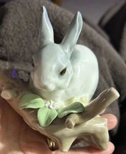 Lladro 4773 Bunny Rabbit Eating 3.5"  X 4.75” Porcelain Figurine Has 1 Tiny Chip - Picture 1 of 15