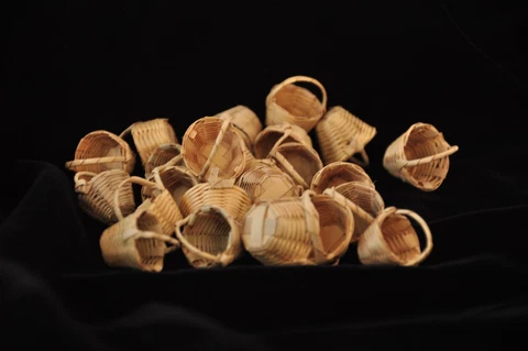 Lot of 25 Vintage Miniature (Mini) Woven 1" Baskets (doll house size) Cover