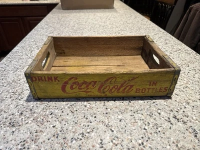 Botella de refresco Coca Cola vintage amarillo rojo madera caja portador 1960 Foto 1 de 4