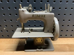 Máquina de coser infantil vintage Singer manivela - Imagen 1 de 15