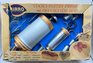 COMPLETO Juego de Prensa y Decorador de Pastelería Mirro Vintage 23 Piezas - Imagen 1 de 16