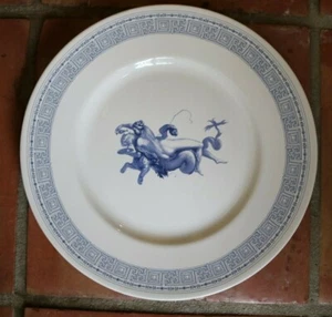 R. Capodimonte Hecho en Italia 11" Plato Redondo Blanco Azul Mujer Sosteniendo Animal - Imagen 1 de 5