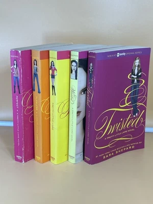 5 set. Pretty Little Liars. Sarah Shepherd.  Flawless. Perfect. Wanted. Twisted. Foto 1 de 4