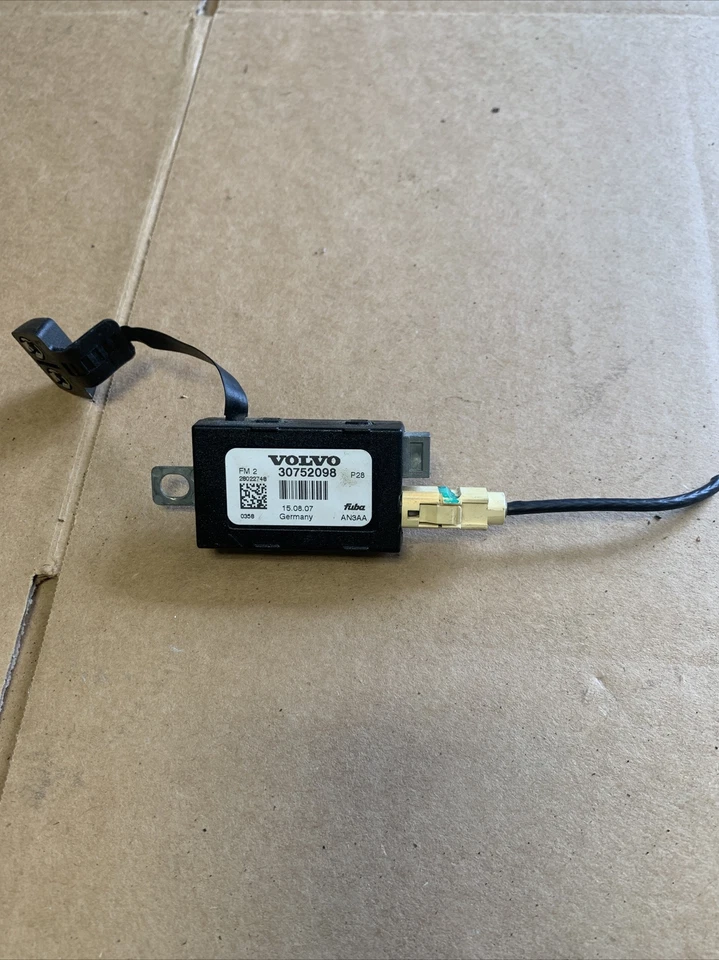 07-14 VOLVO XC90 ЗАДНИЙ ЛЕВЫЙ СО СТОРОНЫ ВОДИТЕЛЯ РАДИОАНТЕННЫЙ УСИЛИТЕЛЬ OEM 30752098 - Изображение 1 из 4