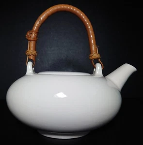 Tetera redonda oriental de porcelana blanca de 1 pinta con mango de caña dividida de bambú - Imagen 1 de 19