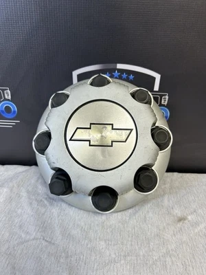 Chevrolet Silverado 2500/3500 1999-2010 8 tacos tapa central plateada 15052378 7AD Foto 1 de 4