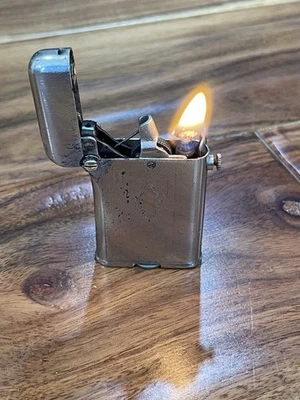 Encendedor de bolsillo Thorens vintage C1930 doble garra (suizo) estado de funcionamiento Foto 1 de 4