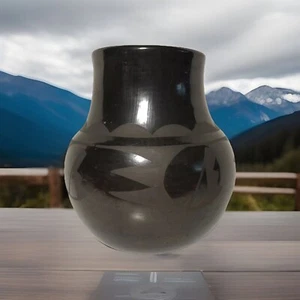 SANTA CLARA PUEBLO BLACK On Black POTTERY Flora Naranjo - Picture 1 of 9