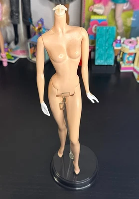 Barbie Modelo Muse Corvette Rojo Cuerpo y Soporte LEER Foto 1 de 4