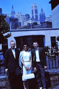 Orig 1962 Dia, Familienfoto mit New York City Manhattan Hochhaus Kulisse - Bild 1 von 1