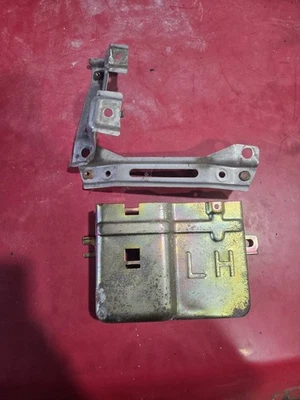 Крепление кронштейна держателя блока управления двигателем 1993-97 Honda Civic Del Sol - Изображение 1 из 3
