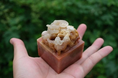 0488 Sello de piedra natural Shoushan Furong para tallar con tres Xiezhi - Estado Foto 1 de 4
