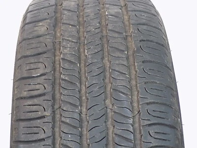 P215/55R17 Goodyear Assurance Toda Temporada 94 H Usado 6/32nds Foto 1 de 4