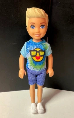 Barbie Club 2018 Chelsea Blonde Boy Doll Tie Dye Emoji Smiley Face FRL83 RARO Foto 1 de 4
