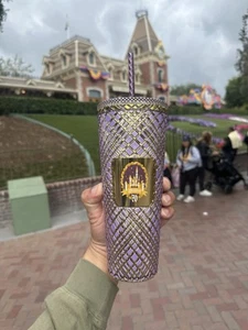 Bicchiere nuovo 2025 Disneyland 70° anniversario Starbucks Disney viola IN MANO - Foto 1 di 1