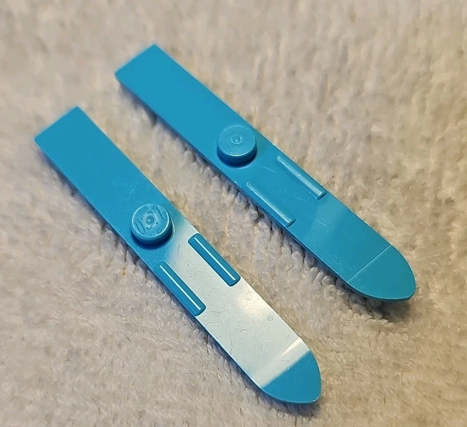 LEGO 18744 Mini Figure Ski  Medium Azur x2 - Image 1 of 1