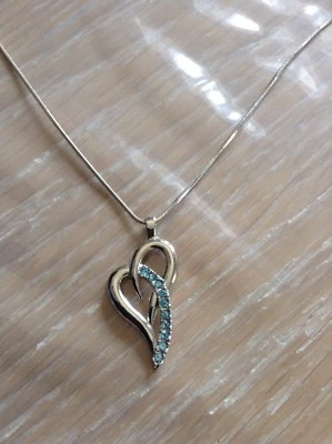 COLLANA COLOR ORO BIANCO BIGIOTTERIA ANALLERGICA PENDENTE CUORE CON STRASS - Immagine 1 di 2