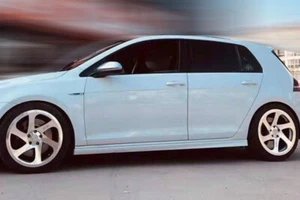 Side skirts for VW Golf 7 / 7.5 / 7 R-line / 7.5 R-line 2012-2020 TUNING ABS - Bild 1 von 4