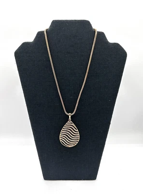 Collar Colgante Thalia Sodi Tono Dorado Pavé Rayas 18" - Cierre de Cierre de Langosta Foto 1 de 4